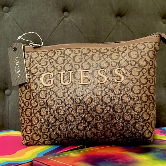 Guess Los Angeles Rodney
Cosmetic Travel Bag - Picture 3 of 3